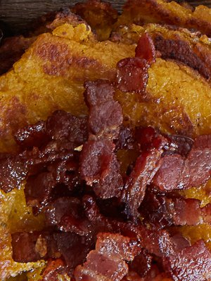 Bataattilettujen kanssa maistuu rapeaksi paistettu pekoni.