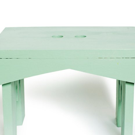 Suvin koulussa nikkaroima jakkara on täsmälleen samanvärinen kuin keittiön kaapistot.