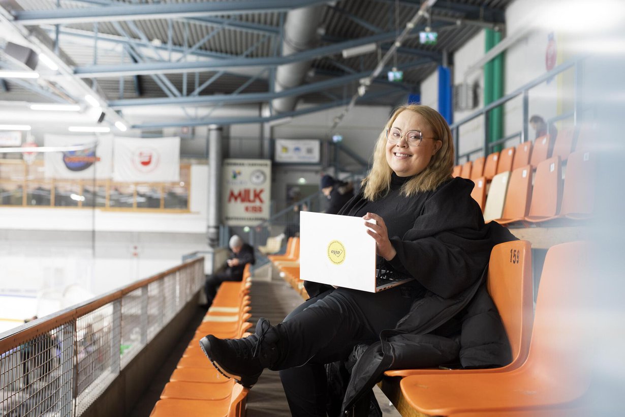 Tuttu näky jäähallin tai koripallokentän katsomossa: Hanna ja työläppäri. Joskus lapset sanovat, että äiti katsomossa on nolo. Hannan molemmat lapset harrastavat koripalloa, kuopus myös taitoluistelua. 