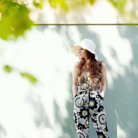 "Maija Louekarin Ahkeraliisa-kuosinen haalari löytyi kirppikseltä. Minulla on samasta kuosista myös kolme eripituista mekkoa."