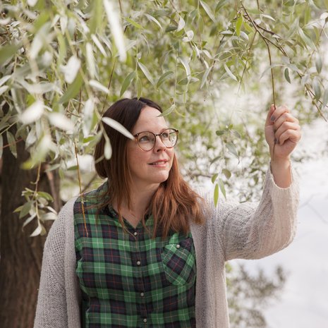 Hanna-Leena on 39-vuotias ranskan kielen opettaja, joka asuu Tampereella ja on töissä päiväkodissa. Perheeseen kuuluvat 15-vuotias poika ja 12-vuotias tytär. ”Nyt tunnen, että riitän tällaisena kuin olen. Että olen sittenkin ihan hyvä äiti”, Hanna-Leena sanoo.