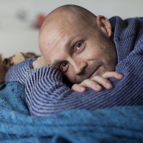 Laulaja ja lauluntekijä Juha Tapio asuu Tuusulassa vaimonsa ja kahden poikansa kanssa. Hän on onnellinen valmistaessaan perheelleen ruokaa.