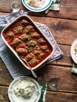 Ekstramehevien lihapullien salaisuus on niiden koostumuksessa – älä unohda korppujauhoja ja kypsennä pullerot miedossa lämmössä.