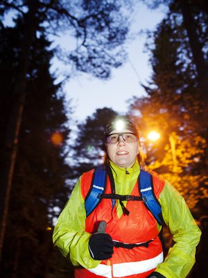Pois tieltä, risut ja männynkävyt! Vesikelistä viis, kun Sanna Hiltunen viilettää metsäpolulla aamulenkillään. 39-vuotias lastenhoitaja asuu miehensä ja kahden koiransa kanssa Espoossa. Juokseminen on hänelle arvokas oma hetki.