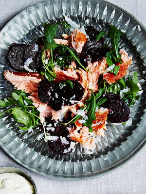 Tarjoa savulohi ja paahdetut punajuuret piparjuurikastikkeen kanssa.