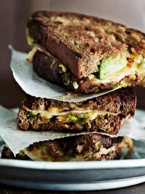 Pannulla voissa paistettua maalaisleipää on vaikea vastustaa. Maukas juusto viimeistelee klassikkoherkun.