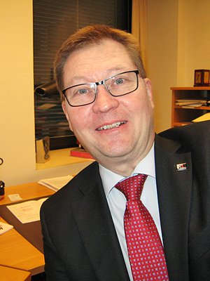 Mika Akkanen, 52, julistaa suomalaisille joulu­rauhan. Hän on ammatiltaan Turun kaupungin kansainvälisten asioiden päällikkö ja asuu Naantalissa vaimonsa ja kolmen teini-ikäisen lapsensa kanssa.