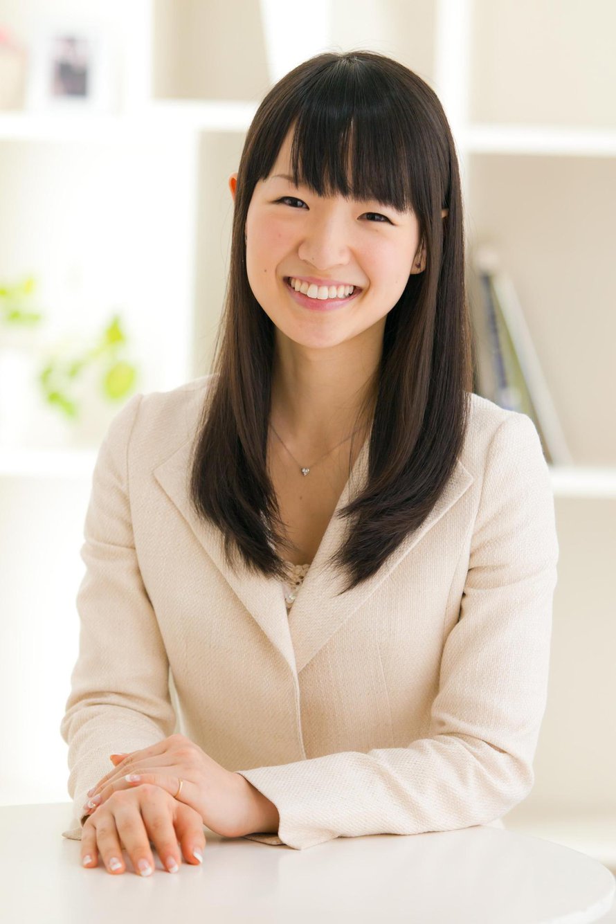 Japanilainen Marie Kondo, 31, on ammattijärjestäjä ja pienen vauvan äiti. KonMari-kirjassaan hän antaa järjestelyvinkkejä ja kehottaa puhumaan tavaroille kauniisti.