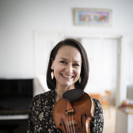 Rékan viulu on ranskalainen Vuillaume.  ”Se on läheisin ja tärkein työparini. Soittaessani muistan myös sen ajan, jolloin pelkäsin, että en soita enää ikinä.”