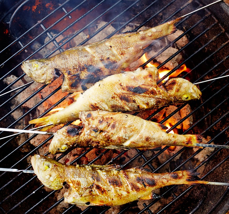 Pienet kalat kannattaa perata, suolata ja grillata kokonaisina.