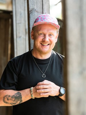 Lasse yrittää olla kiitollinen pienistä asioista, mutta ei aina onnistu. ”Huonoina päivinä ajattelen, että pitäisi olla enemmän rahaa, nerouttani pitäisi ymmärtää paremmin ja haluaisin olla 20 kiloa laihempi heti huomenna ihan treenaamatta.”