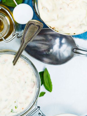 Tee ensin perusmajoneesi ja mausta halusi mukaan.