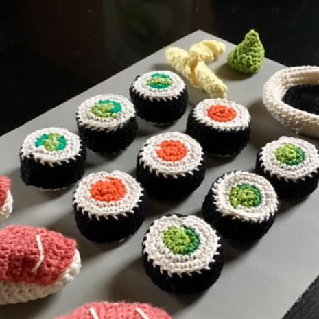 Täydellinen sushiateria: soijaa, inkivääriä ja wasabiakin mukana! Harmi vaan, ettei tätä voi syödä.