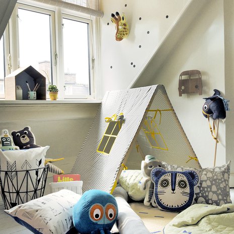 Mukavan majan voi rakentaa vilteistä tai tyynyistä. Toinen vaihtoehto on tehdä rimoista ja kankaasta kestävä maja. Tämän kokoontaittuvan majan valmistaja on Ferm Living. Maja menee näppärästi vaikkapa oven taakse säilöön, kun se ei ole käytössä. Kuva Ferm Living