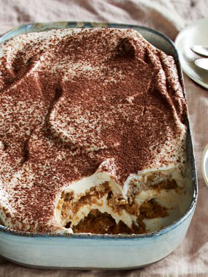 Kun kakku saa hetken odotella jääkaapissa, kahvin ja kermaisen täytteen maut imeytyvät ihanasti kekseihin.