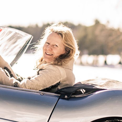 Pimeys äänineen ja tuntemuksineen lakkasi kauhistuttamasta Kaija Juurikkalaa, kun hän lopulta uskalsi puhutella sitä. Avainkysymys oli: ”Kuka siellä?”