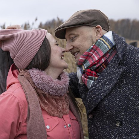 Aino Kivi, 37, ja Janne Ahjopalo, 45, tapasivat viisi vuotta sitten Joensuussa. Nykyään pari asuu Helsingissä ja viettää usein aikaa mökillään Lammassaaressa.