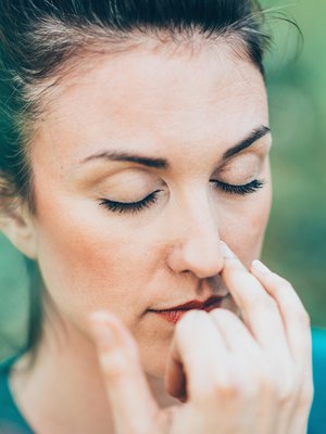 Kun hengität ulos, sulje vuorotellen vasen ja oikea sierain.