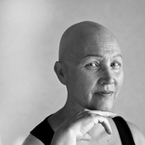 ”Keskityn ulkonäössä huulipunaan, se on minulle tärkeä. Ja silmälasit, niitä voi vähän vaihdella.”