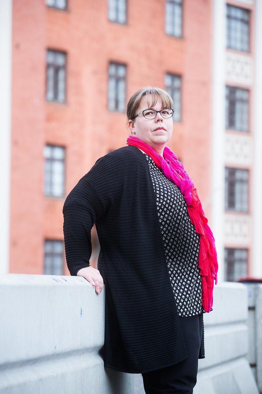 ”Suurin osa terroriteoista ehkäistään ennalta”, terrorismintutkija Leena Malkki sanoo. Hän nojaa betoniesteeseen, joita on ollut Helsingin Temppeliaukion kirkon edessä viime kesäkuusta lähtien. Poliisi epäili silloin, että kirkkoon ollaan suunnittelemassa terroristista tekoa.