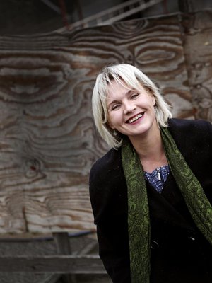 Eve Hietamiehen Yösyöttö-kirja kertoo Antista, joka jää vauvan kanssa kaksin. Kirjan pohjalta tehty elokuva saa ensi-iltansa 6.10.2017.