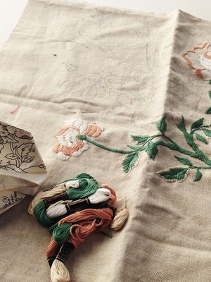 "Sain kuudesluokkalaisena käsityöintoilijana päähäni, että haluan kirjoa ruusutyynyn. Äiti arveli, että se jää kesken."