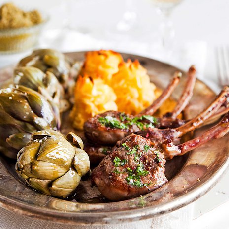 Moderni versio on  kevyempi kuin entisaikoina, jolloin kyljykset leivitettiin ja  sisään laitettiin  broilerinmaksatäyte.