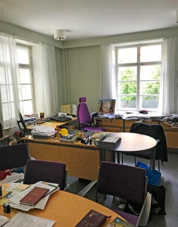 "Työhuone. Kiireenkin keskellä meitä kannetaan."