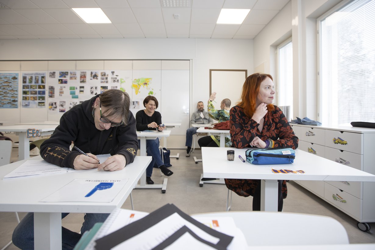 Istuminen luokkahuoneeseen <EP>oli aikamatka nuoruuteen. Tutut asennot löytyivät itsestään: jalan ojennus, käsi poskelle. Edessä Janne ja Anna, keskellä Anu, takana Sari ja Milko.
