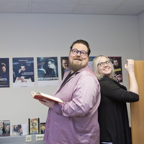 Pete Poskiparta, 39, työskentelee mentalistina ja esiintyvänä taiteilijana, hänen vaimonsa Marja, 35, valtion virkamiehenä. Heillä on kolme lasta: Emmi, 8, Aatu, 6, ja Alma, 2. Perhe asuu Turussa.