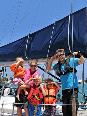 Meretniemet aloittivat purjehduksen Turkista. Kuvassa Kerttu on 5-vuotias ja Aarre 7. Martta, 3, on Riikan sylissä, ja Tuomolla on vielä aika lyhyt parta. ”Partakone on yksi niistä tavaroista, joita en lopulta pakannut mukaan”, Tuomo kertoo.