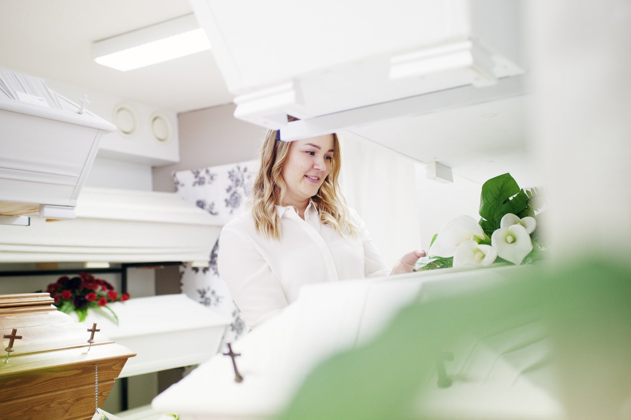 "Asiakkaat eivät ole ihmetelleet ikääni. Moni haluaa tukea nuorta yrittäjää", Sofia Prami, 24, sanoo.