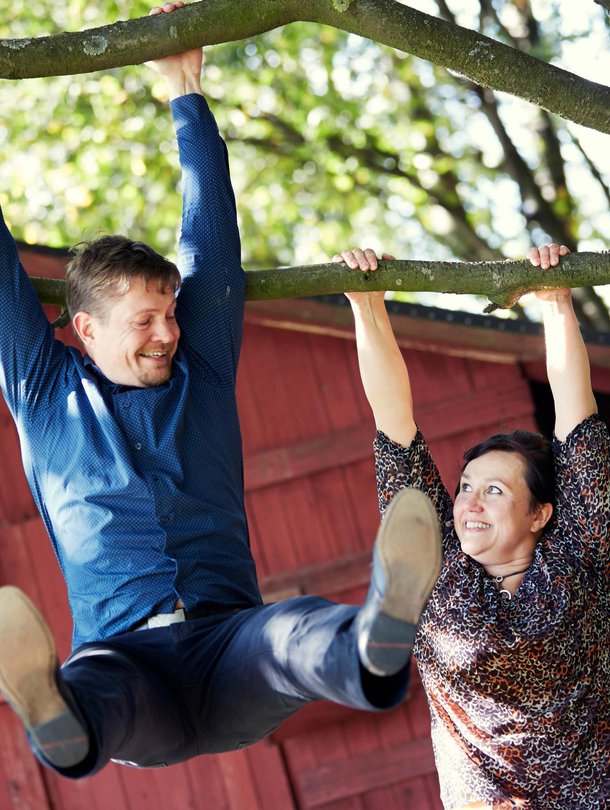 Mikko ja Katri Ojasella on neljä lasta. "Kun päätämme viettää aikaa ilman lapsia, menemme Nuuksion metsiin tai yöksi hotelliin."