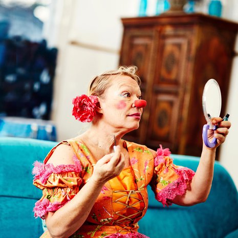 Raisa on käynyt kolmivuotisen klovnikoulun. "Haluan tehdä ihmisten arjen iloiseksi ja eläväksi."