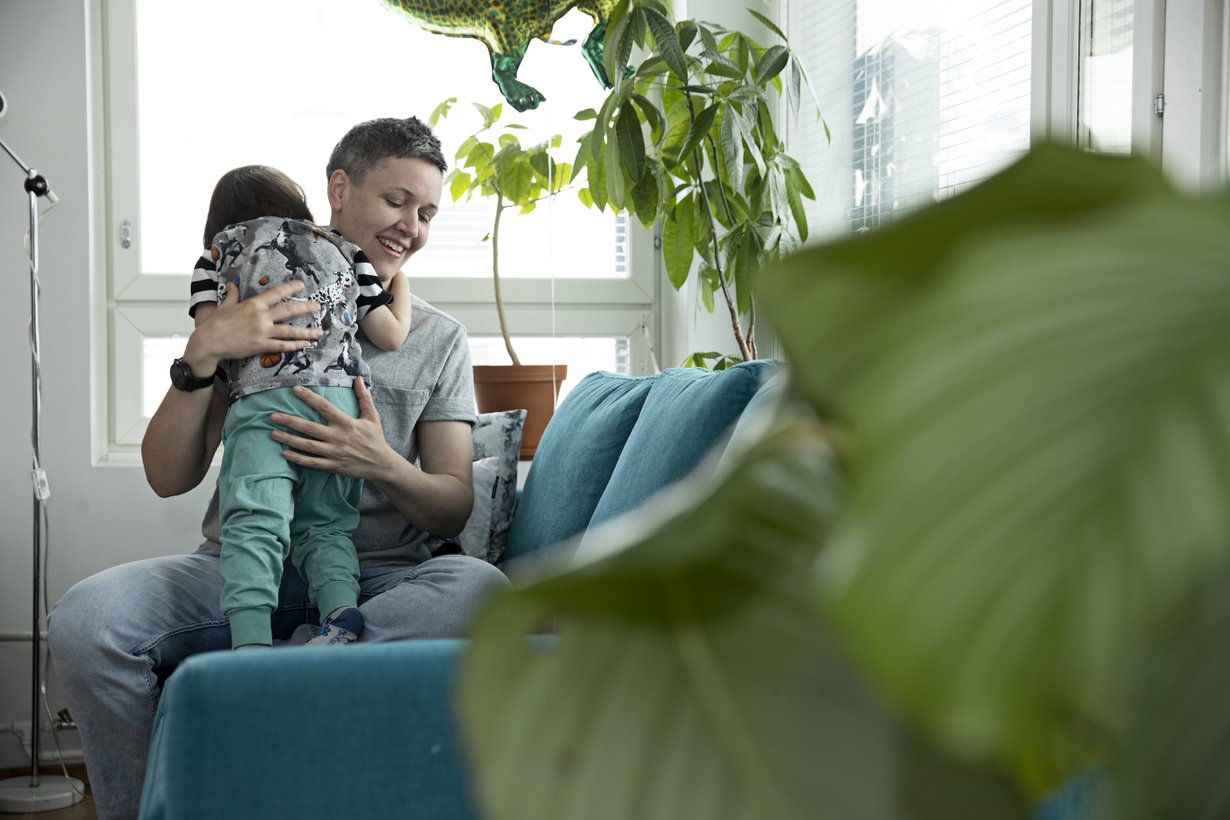 Julian on onnellinen, kun saa tehdä tavallisia arjen juttuja lapsensa kanssa. Kotona opetellaan nyt tunnetaitoja, kuten sitä, miltä kiukku tai väsymys tuntuu kehossa. ”Mutta myös ilo, hellyys ja rakkaus ovat tärkeitä.”