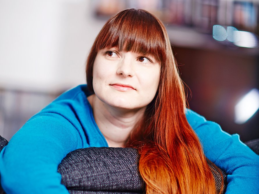 35-vuotias työttömyysturva-asiantuntija asuu Hyvinkäällä miehensä ja kolmen lapsen kanssa. Kun kipu ei vaivaa, hän virkkaa bambutiskirättejä ja tekee pehmoeläimiä.