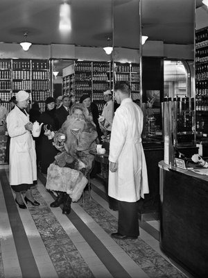 Helsingin kaupunmuseon kuva-arkiston ensimmäinen joulupukkikuva on vuodelta 1934. Kuvassa joulupukki vierailee siirtomaatavaraliikkeessä.