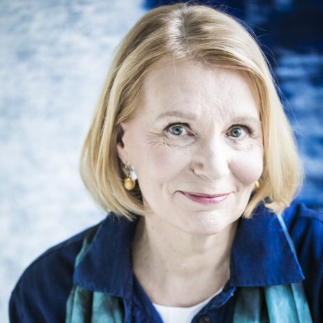 Heidi Köngäs julkaisi ensimmäisen kirjansa 45-vuotiaana. Hän on kirjoittanut kehuttuja romaaneja isoäidistään ja äidistään.