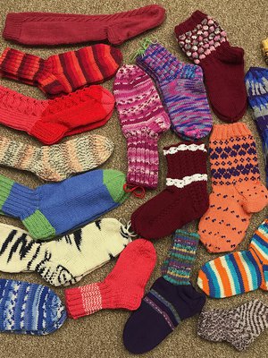 Muun muassa tällaisia sukkia Kodin Kuvalehden lukijat lähettivät.