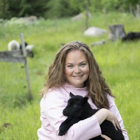 43-vuotias Maija Suutarinen on nykyään projektipäällikkö ja lammastilallinen, joka asuu perheineen Petäjävedellä.