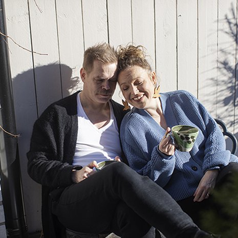 Samuli Reunanen ja Outi Pippuri juovat teensä tavallisesti samanlaisista kupeista.