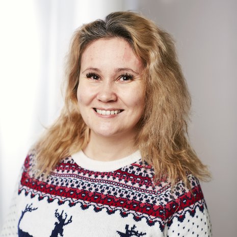 35-vuotias Sanna Saastamoinen asuu Haapavedellä ja opiskelee media-assistentiksi Kokkolassa. Hän toivoi KK:n muuttumisleikistä apua erityisesti hiuksiin, iholle ja huuliin.