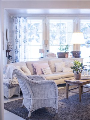 Vanhan ja uuden yhdistely tekee olohuoneesta harmonisen. Iso kaappi ja valkoinen sivupöytä on teetetty Laosissa. 