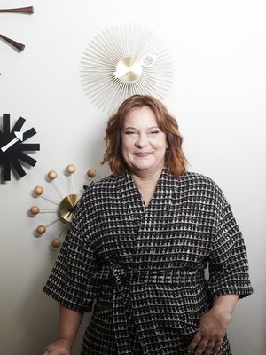 ”Olen kiitollinen, että selvisin verenmyrkytyksestä hengissä. Haluan opettaa lapsillenikin, että tuleepa elämässä mitä vain, ei sitä tarvitse jäädä surkuttelemaan”, Sanna sanoo.