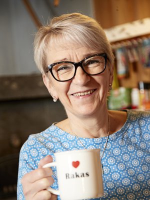 Kuinkahan monta kertaa Annukka Kaltiainen on kuullut turistin ihmettelevän, että hänen kahvilansa ilmestyi kuin tyhjästä? ”Tämä on hyvällä paikalla. Seuraavat palvelut ovat joko Kuhmossa 80 kilometriä pohjoiseen tai Lieksassa 30 kilometriä etelään.”