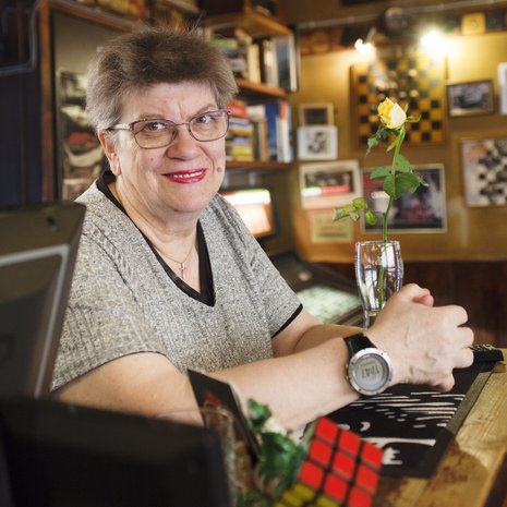 Ritva sai asiakkaalta ruusun kesälomansa kunniaksi. Se ilahdutti. "Joku ajatteli juuri minua."