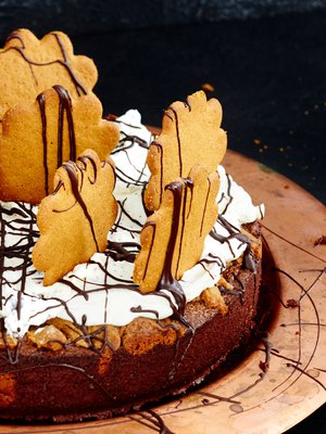 Herkullisen kostean mutakakun sisään on piilotettu piparitaikinaa.