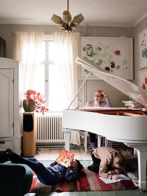 Topia ja Mimiä äidin työ ei erityisemmin kiinnosta. Se kiinnostaa, onko äiti kotona ja syödäänkö yhdessä ja mitä. Tänään Topi toivoi, että äiti valmistaisi pasta carbonaraa, sellaista oikeaa. Siihen tulee possunkylkeä ja kananmunankeltuaista.