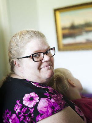 Riitta Palomäki, 33, asuu Hämeenkyrössä. Sairauseläkkeellä olevan Riitan perheeseen kuuluvat puoliso Sami, 37, sekä lapset Ofelia, 5, ja Emil, 3. Perheessä on myös kaksi mäyräkoiraa ja suomenlapinkoira Gimma, josta koulutetaan Riitalle virallinen avustajakoira.