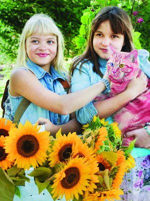 Lilja Lehto ja Aava Merikanto esittävät uudessa elokuvassa Annelia ja Onnelia. Kissa Ruu näyttelee Tingelstiinan ja Tangelstiinan Misseä.